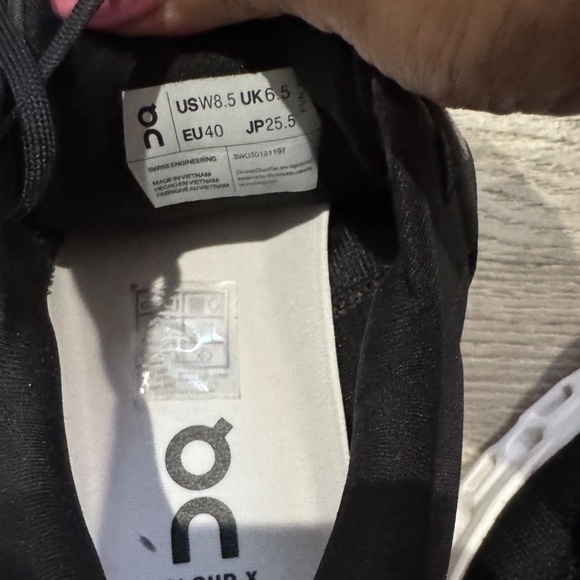 ON RUNNING 3 CLOUSTRATUS. WOMEN SIZE 8.5 - Picture 3 of 14